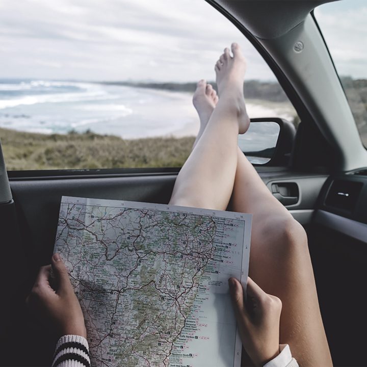 Foto de mulher com mapa fazendo intercambio para a Austrália.