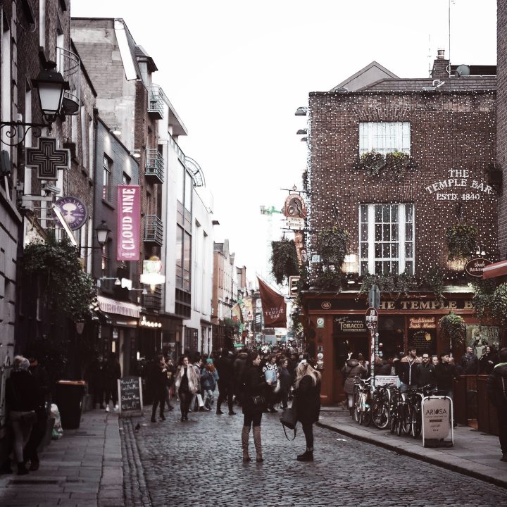 Preço de Intercâmbio na Irlanda. Na foto, tradicional rua de Dublin e a fachada do famoso The Temple Bar.